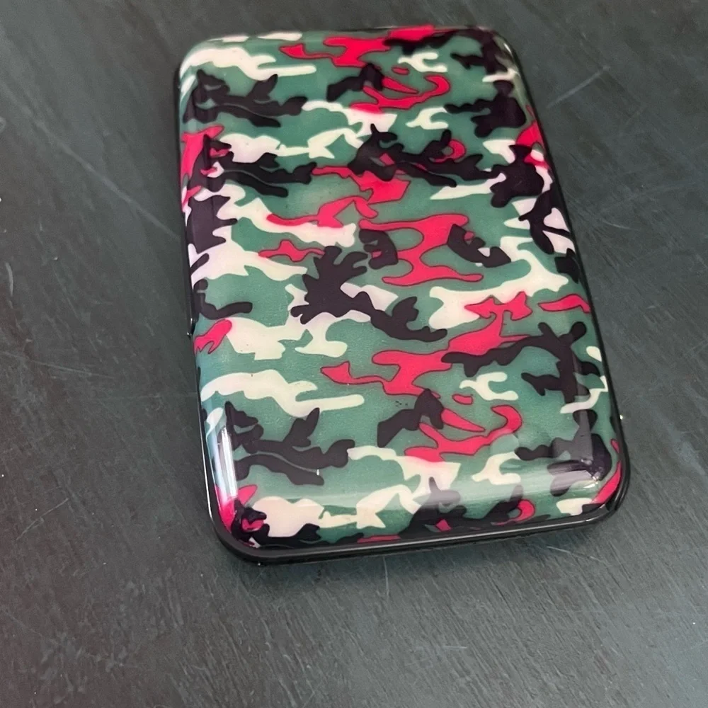 Credit Card camo holder/wallet plastic but hardshell